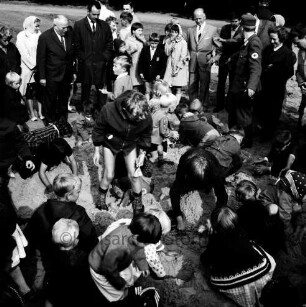 Volks- und Heimatfest: Veranstalter Heimatring: Stormarnplatz: Kinder spielen "Schatzsuche", 24. Juli 1965