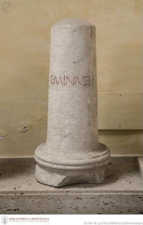 Cippus mit Grabinschrift "C(aius) MINIVS..."