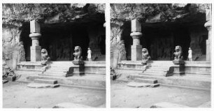 Elephanta, Indien. Shiva-Tempel der Felsenhöhlen. Touristin der Hapag in einem der Eingänge mit flankierenden Löwenskulpturen an der Freitreppe