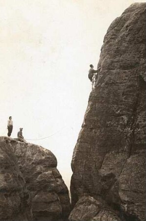 Sächsische Schweiz, Schrammsteine. Kletterer am Schrammtorwächter