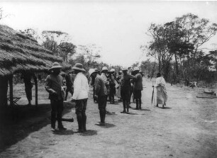 Lager am Gombe-Fluß, Gouverneur von Reichenberg im Gespräch mit dem Bezirksamtmann von Tabora, Hr. Hauptm. Hermann
