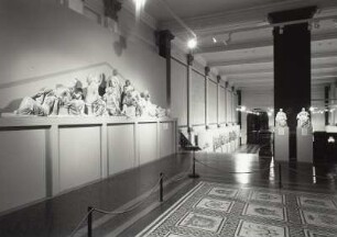 Modell zu dem nördlichen Giebelfeld "Die dramatische Dichtkunst" für das erste Hoftheater Gottfried Sempers in Dresden : Raumaufnahme. Mosaiksaal. Empore mit Modell zu dem nördlichen Giebelfeld "Die dramatische Dichtkunst" für das Erste Hoftheater Gottfried Sempers in Dresden (1839; E. Rietschel)