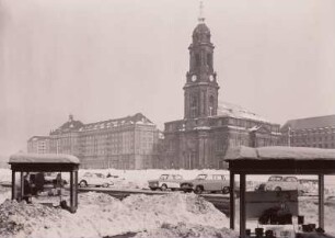 Altmarkt mit Kreuzkirche : Dresden, Blick über den Altmarkt auf Wohn- und Geschäftshäuser (1953-1956) und Kreuzkirche, im Vordergrund: Ausstellungsvitrinen