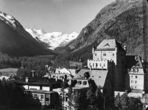 Pontresina : Blick von einer Anhöhe auf Pontresina. Im Hintergrund die Berge.
