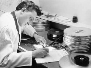 Filmstudio Alsterfilm. Ein Techniker prüft einen Film