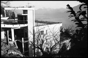 Locarno: geschmackloses Haus am Hang