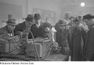 Ausstellungsbesucher vor einem Exponat