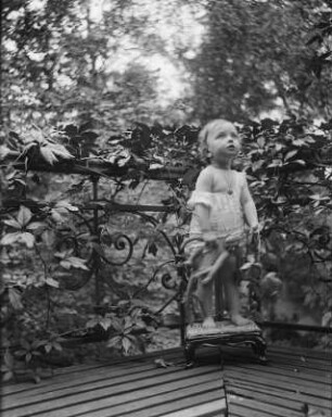 Friederike Apel : Die Tochter der Fotografin auf einem kleinen Hocker stehend