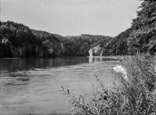 Fluss : Blick entlang eines Flusses durch die Berge