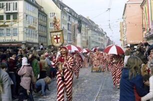 Freiburg: Umzug am Bertoldsbrunnen, Rote Narren [Freiburger Bobbili]