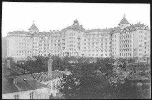 Karlsbad. Hotel Imperial (1912) : Karlsbad. Hotel Imperial (1910-1912; Ernest Hébrard). Ansicht der Westseite mit Café Helenenhof