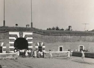 Terezín (Theresienstadt). Gedenkstätte Theresienstadt (ehem. Konzentrationslager). Tor der Kleinen Festung (1780–1790)