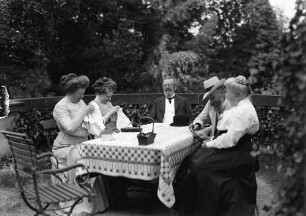 Mittweida: Gruppen im Garten, mit Großpapa Decker