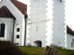 Ansicht von Nordosten mit Langhaus (Neubau 1847 auf Vorgänger) sowie Kirchturm in der Basis (mit Schlitzscharten)