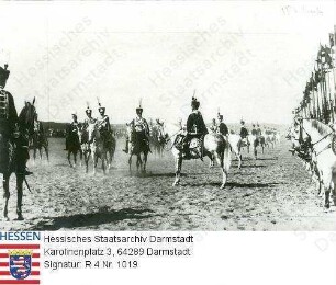 Militär, Leibhusaren-Regiment Nr. 1 /Abreiten der Front des Leib-Husarenregiments Nr. 1 nach der Übergabe des Regiments an den Kronprinzen [Wilhelm (1882-1951)] / Szenenbild