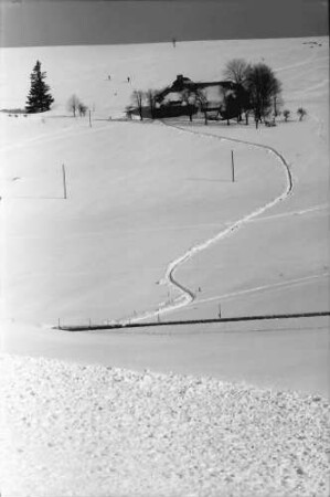 Hofsgrund: Hof im Schnee auf der Bodenmatte