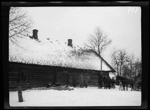 Guntowniki (=Guntauninkai, Litauen): reetgedecktes, langgezogenes Holzhaus im Schnee ("Befehlsstelle")