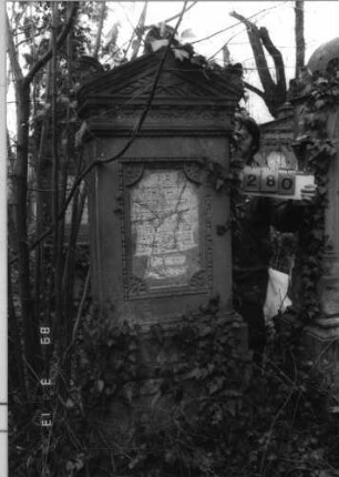 Grabstein 280 (Index: 100093337) Maße HxBxT: 194x75x39 cm Symbolik: Verzierungen: Grabstein 280