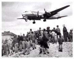 Landeanflug eines "Rosinenbombers" in Tempelhof