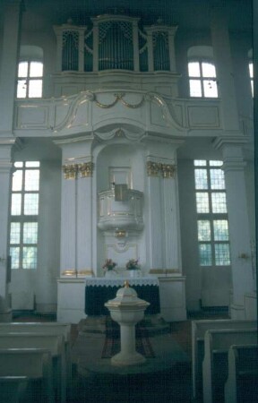 Lohmen, Dorfkirche (1786-1789; J. D. Kayser, C. G. Reuther). Inneres zu Kanzelaltar und zweimanualiger Orgel von J. C. Kayser (1788-1789, II/18)
