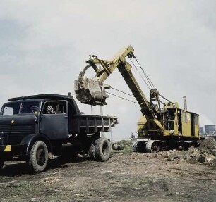 Dresden. Ausheben einer Baugrube mit Tieflöffelbagger und Abfuhr der Massen mit Kipper S 4000