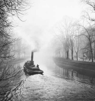 Berlin. Schleppdampfer auf dem Landwehrkanal