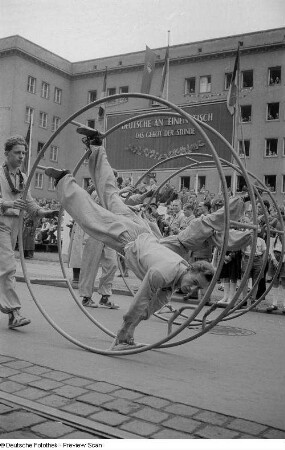 Sportler mit Rhönrädern während einer Parade