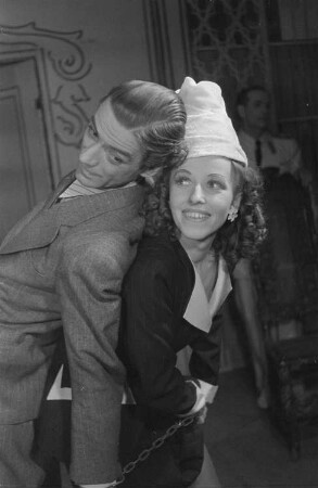 Szenenbilder aus der Operette "Katja, die Tänzerin" im Neuen Schauspielhaus am Nollendorfplatz in Berlin