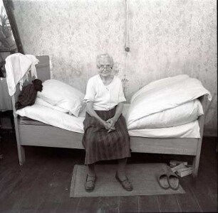 Oma Jesse auf ihrem Bett
