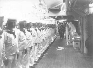 Kaiser Wilhelm II. und Begleitung beim Abschreiten der Front angetretener Mannschaften : Seiner Majestät Schiff "Hansa" vor Balholm (Norwegen). Kaiser Wilhelm II. und Begleitung beim Abschreiten der Front angetretener Mannschaften