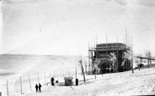 Erzgebirge. Winterlandschaft mit eingerüstetem Gebäude