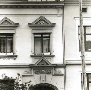 Cottbus. Wohnhaus (Sparkasse), Bahnhofstraße 20. 1896. Fenster über Portalbekrönung