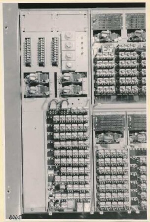 Fernsteuerung poln.Staatsbahn, Schrank geöffnet, Abb. 4; Foto 1953