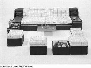 Sitzgruppe : Halle (Saale): Burg Giebichenstein. Sitzgruppe. Holz, Polsterauflage mit Mischgewebebezug (1982; Frenkel)