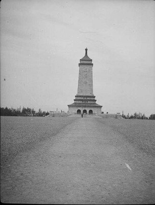 Denkmal für gefallene Japaner : Ansicht mit Weg zum Obelisk