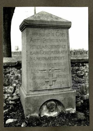 Friedhof, Grabstein des Freiherrn Anton von Perglas, 1827