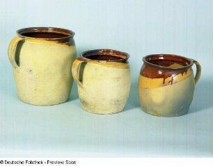 Drei Kochtöpfe : Drei Kochtöpfe. Ton, innen gelb glasiert, außen unglasiert; Höhe 16-20 cm. Kohren-Sahlis: Töpfermuseum V255A3/79, V237A3/65, V697A3/134