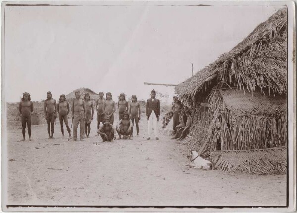 Canela-Gruppe vor der Häuptlingshütte