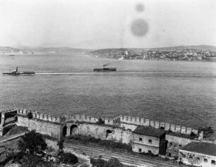 Blick vom Topkapi-Palast : Konstantinopel (heute Istanbul/Türkei). Blick vom Topkapi-Palast auf den Bosporus