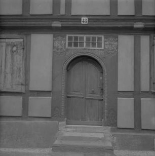 Tangermünde. Haustür von 1679 in der Altstadt (oder gesamtes Gebäude von 1679?)