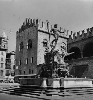 Bologna. Palazzo di Re Enzo (1201/1300). Ansicht von der Piazza di Nettuno mit Neptunbrunnen (1563/1566; Giambologna)