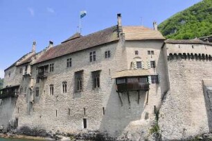 Montreux - Burg Chillon : Seitenansicht der Burg Château de Chillon bei Montreux. Aufgenommen am 19. Mai 2010 vom Genfer See aus