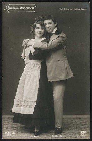 Wini Grabitz und Carl Sukfüll in "Bummelstudenten" : Wini Grabitz und Carl Suckfüll (Sukfüll) in "Bummelstudenten", Posse mit Gesang in fünf Bildern von Rudolf Bernauer und Rudolph Schanzer, Musik von Willy Bredschneider und Bogumil Zepler. Residenz-Theater Dresden, Dresdner Erstaufführung 1911. Fotografie (Weltpostkarte) von Martin Herzfeld, Dresden