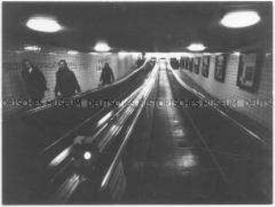 Blick auf Rolltreppen (Altersgruppe 18-21)