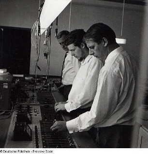 Portraitserie Karlheinz Stockhausen : Stockhausen, Karlheinz (1928.08.22 Mödrath/Kerpen - 2007.12.05 Kürten-Kettenberg), Komponist. Aufnahmen im Studio für elektronische Musik des Westdeutschen Rundfunks Köln (WDR) mit Studioleiter und Komponisten David Johnson (1940-1921)