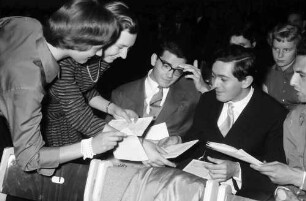 Donaueschingen: Donaueschinger Musiktage; Autogrammjäger bei Vittorio Fellegara, Italien