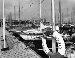 Kiel-Schilksee. Yachthafen des Olympiazentrums. Bootsanlegestelle