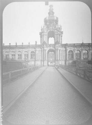 Dresden-Altstadt. Zwinger (1709-1728, M. D. Pöppelmann). Kronentor von der Brücke über den Zwingergraben