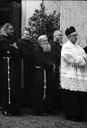 Freiburg: Mönche vor der Konviktkirche
