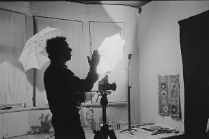Markkleeberg, Schillerplatz 3. Günter Rössler fotografiert in seinem Atelier (zwei vor einer schwarzen Wand stehende junge Frauen)